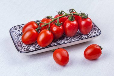 Bir tablo üzerinde taze kiraz domates