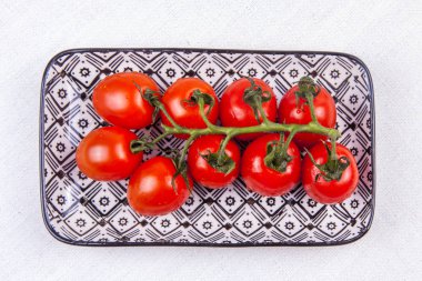 Bir tablo üzerinde taze kiraz domates