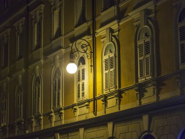 Trieste, İtalya, 5 Ağustos 2019. Tarihi şehirde güzel bir resim caddesi. Akşam aydınlığında güzel bir cephe