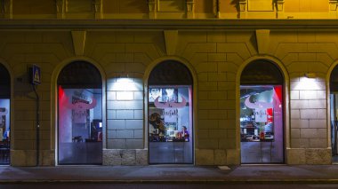 Trieste, İtalya, 5 Ağustos 2019. Tarihi şehirde güzel bir resim caddesi. Akşam aydınlatmasında vitrinler