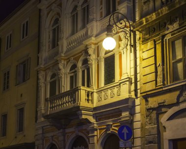 Trieste, İtalya, 5 Ağustos 2019. Tarihi şehirde güzel bir resim caddesi. Akşam aydınlığında güzel bir cephe