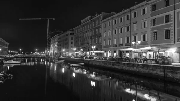 トリエステ イタリア 8月の5 2019 夜のライトアップでは 運河の壮大な景色と堤防の建築複合体 — ストック写真