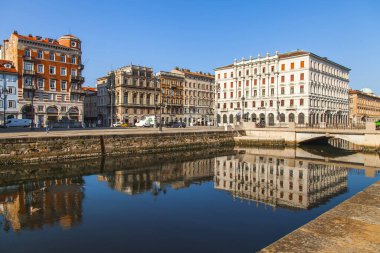 Trieste, İtalya, 5 Ağustos 2019 tarihinde. Canal Grande'nin doğal panoramik manzarası ve dolgunun mimari kompleksi