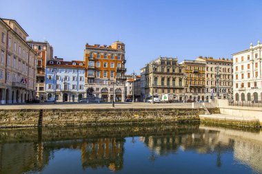Trieste, İtalya, 5 Ağustos 2019 tarihinde. Canal Grande'nin doğal panoramik manzarası ve dolgunun mimari kompleksi