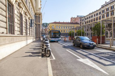 Trieste, İtalya, 5 Ağustos 2019. Şehir manzaralı. Şehrin tarihi bölgesinde güzel bir resim caddesi..