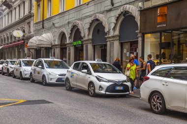 Trieste, İtalya, 5 Ağustos 2019. Şehir manzaralı. Şehrin tarihsel kısmında güzel bir pitoresk cadde. Kaldırım kenarına park etmiş taksi arabaları.
