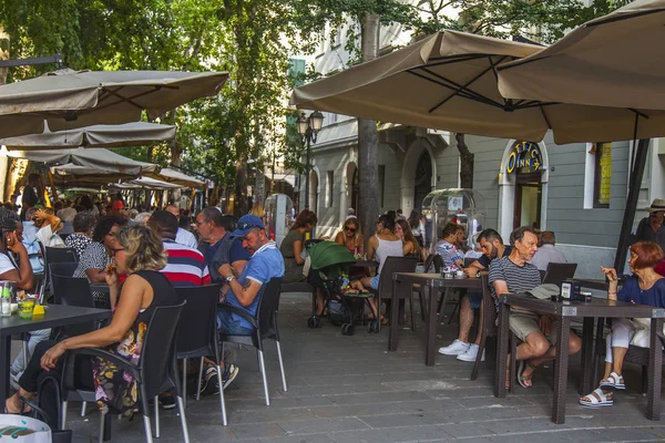 Trieste Itália Agosto 2019 Mesas Café Atraentes Calçada Uma Rua — Fotografia de Stock