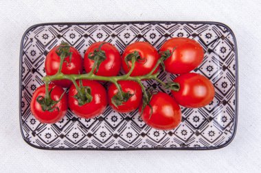 Bir tablo üzerinde taze kiraz domates