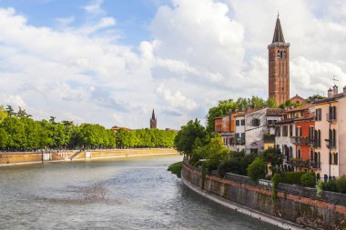 Verona, İtalya, 24 Nisan 2019 tarihinde. Adige Nehri'nin ve setlerinin panoramik manzarası.