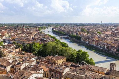 Verona, İtalya, 24 Nisan 2019 tarihinde. San Pietro tepesindebakış açısından eski şehir ve Adige nehir dolguları bir görünüm hava