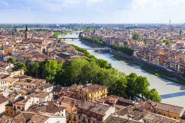 Verona, İtalya, 24 Nisan 2019 tarihinde. San Pietro tepesindebakış açısından eski şehir ve Adige nehir dolguları bir görünüm hava