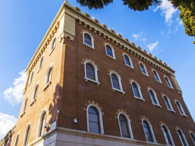 Verona, Italya, 24 Nisan 2019. Eski şehirde binanın bir cephe tipik mimari detayları. 