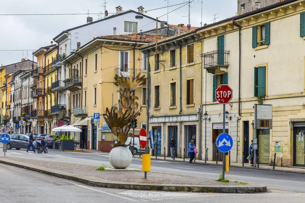 Vérone Italie Avril 2019 Les Gens Vont Long Étroite Rue — Photo