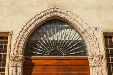 Verona, Italya, 24 Nisan 2019. Eski şehirde binanın bir cephe tipik mimari detayları. 