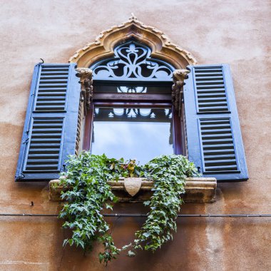 Verona, Italya, 24 Nisan 2019. Eski şehirde binanın bir cephe tipik mimari detayları. 