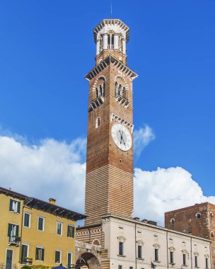Verona, Italya, 25 Nisan 2019. Şehrin ana meydanlarından birinin mimari kompleksinin bir parçası-Piazza dei Signori. Torre Dei Lamberti, tarihi bir manzara.