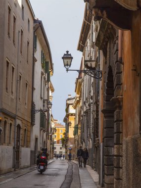Verona, İtalya, 24 Nisan 2019 tarihinde. İnsanlar eski şehirde dar pitoresk sokak boyunca gitmek