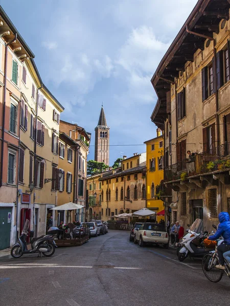 Verona Italia Abril 2019 Gente Por Estrecha Pintoresca Calle Ciudad — Foto de Stock