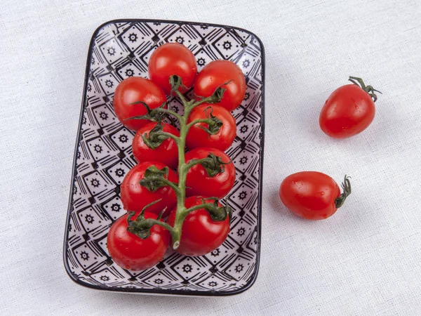 Frische Kirschtomaten Auf Einem Tisch Auf Einem Rechteckigen Teller — Stockfoto