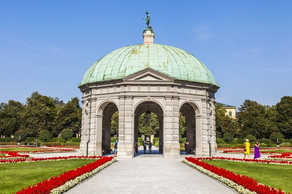 2018年8月22日 ドイツ ミュンヘン バイエルン王のミュンヘンの住居 絵のように美しい公園と美しいロタンダの断片 — ストック写真