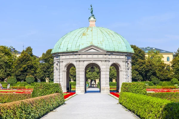 2018年8月22日 ドイツ ミュンヘン バイエルン王のミュンヘンの住居 絵のように美しい公園と美しいロタンダの断片 — ストック写真