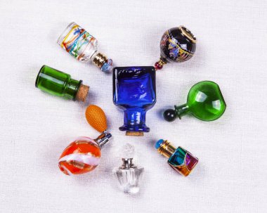 Masadaki klasik cam şişeler.