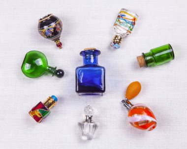 Masadaki klasik cam şişeler.