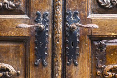 Trieste, İtalya, 5 Ağustos 2019. eski şehirde tipik bir binanın cephe bir parçası. Güzel ön kapı