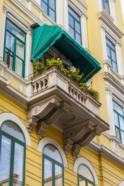 Trieste, İtalya, 7 Ağustos 2019. Tarihi yapı alanındaki binanın ön cephesinin bir parçası.