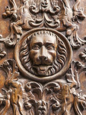 Trieste, İtalya, 5 Ağustos 2019. eski şehirde tipik bir binanın cephe bir parçası. Güzel ön kapı