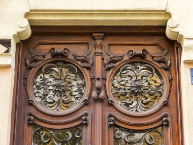 Trieste, İtalya, 5 Ağustos 2019. eski şehirde tipik bir binanın cephe bir parçası. Güzel ön kapı