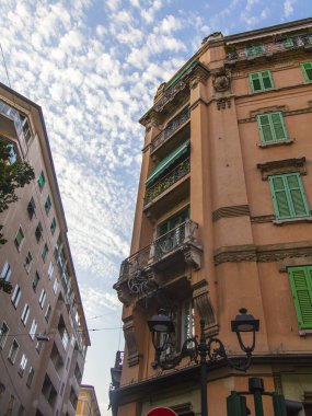 Trieste, İtalya, 7 Ağustos 2019. Tarihi yapı alanındaki binanın ön cephesinin bir parçası.