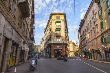 Trieste, İtalya, 5 Ağustos 2019. şehrin tarihi bölümünde güzel pitoresk sokak. 