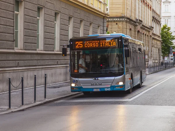 Triest Włochy Sierpnia 2019 Roku Widok Miasto Autobus Jedzie Ulicą — Zdjęcie stockowe