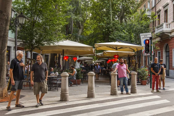 Trieste Itália Agosto 2019 Mesas Café Atraentes Calçada Uma Rua — Fotografia de Stock