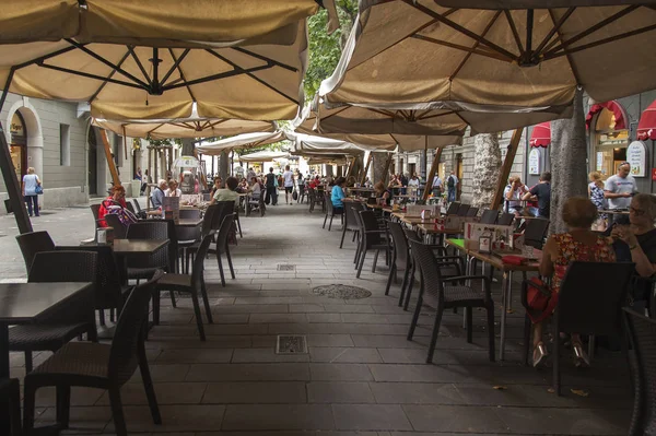 Trieste Itália Agosto 2019 Mesas Café Atraentes Calçada Uma Rua — Fotografia de Stock