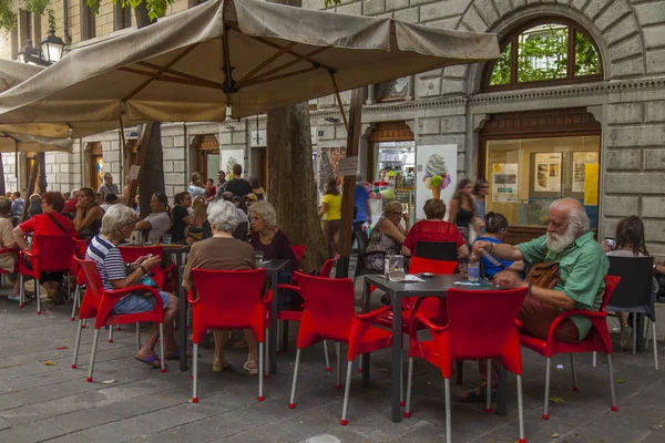 Trieste Itália Agosto 2019 Mesas Café Atraentes Calçada Uma Rua — Fotografia de Stock
