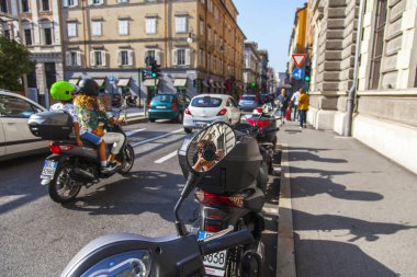 Trieste, İtalya, 5 Ağustos 2019. Şehrin tarihi kesiminde çok güzel bir cadde. Motosikletler kaldırımın kenarında park edilmiş.
