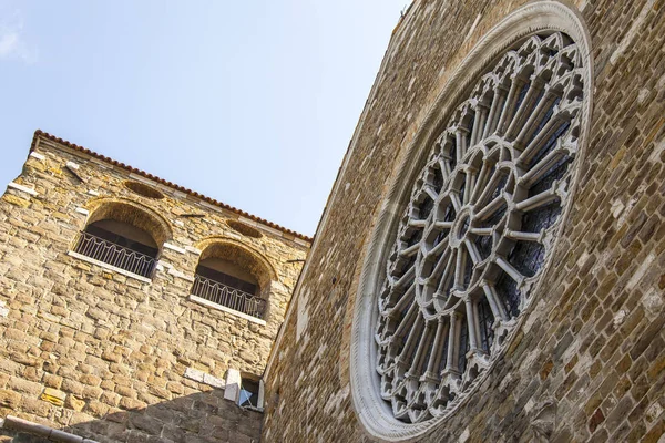 Terst Itálie Srpna2019 Malebný Architektonický Fragment Starověkého Románského Kostela — Stock fotografie