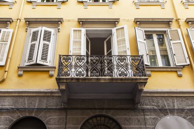 Trieste, İtalya, 7 Ağustos 2019. Tarihi yapı alanındaki binanın ön cephesinin bir parçası.