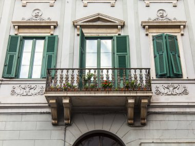 Trieste, İtalya, 7 Ağustos 2019. Tarihi yapı alanındaki binanın ön cephesinin bir parçası.