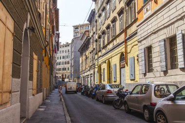 Trieste, İtalya, 5 Ağustos 2019. şehrin tarihi bölümünde güzel pitoresk sokak. 