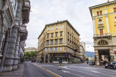 Trieste, İtalya, 5 Ağustos 2019. şehrin tarihi bölümünde güzel pitoresk sokak. 