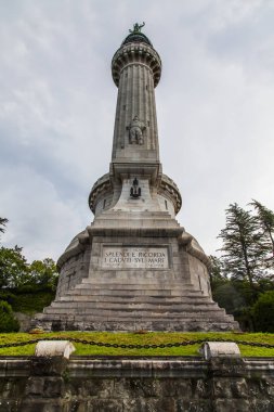 Trieste, İtalya, 7 Ağustos 2019. Deniz kıyısındaki eski deniz feneri Farro della Vittoria.