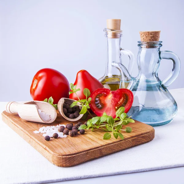 新鲜沙拉的烹调配料 西红柿 胡椒和盛有油和醋的容器 — 图库照片