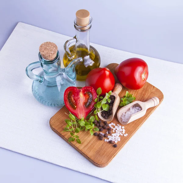 Zutaten Zum Kochen Von Frischem Salat Tomaten Meersalz Basilikum Pfeffer — Stockfoto