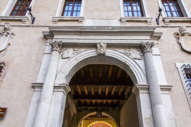 Verona, Italya, 24 Nisan 2019. Eski şehirde binanın bir cephe tipik mimari detayları. 