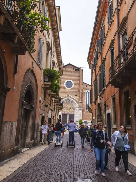 Verona Italy April 2019 People Narrow Picturesque Street Old City — 스톡 사진