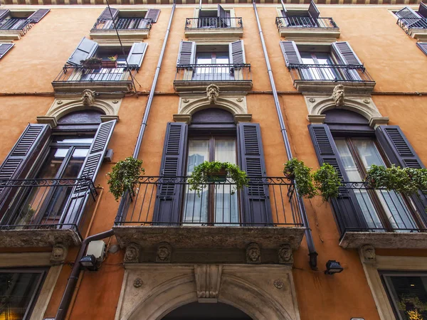 Werona Włochy Kwietnia 2019 Typowe Detale Architektoniczne Elewacji Budynku Starym — Zdjęcie stockowe