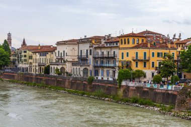 Verona, İtalya, 24 Nisan 2019 tarihinde. Adige Nehri'nin ve setlerinin panoramik manzarası.